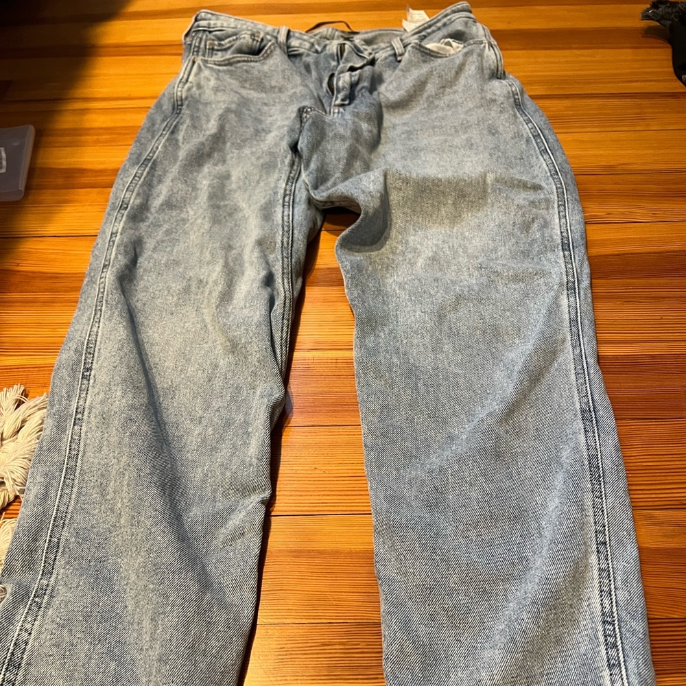 Light wash mom jeans.